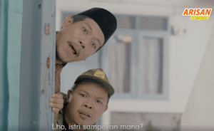 A screenshot of Mapan's ad, showing local government official looking for wives of households, only to find them in an arisan, equipped with Mapan, of course.