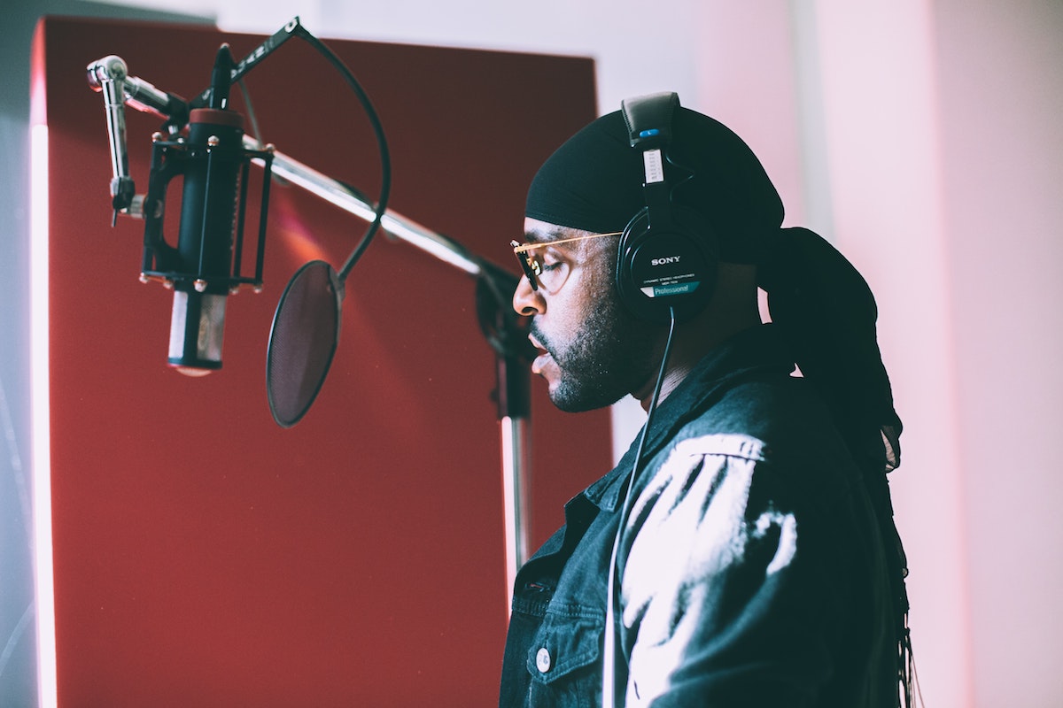Verse Simmonds singing infront of condenser microphone